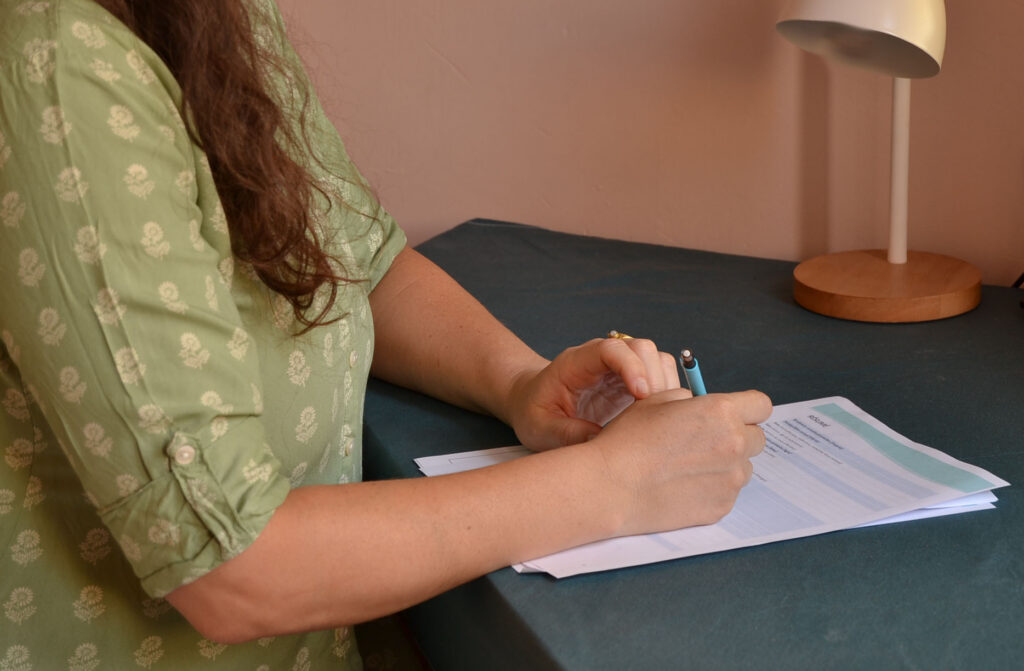Praticienne en médecine douce prend des notes
